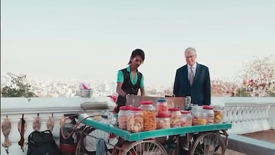 Dolly Patil, a tea seller from Nagpur in India's Maharashtra state, serves chai to billionaire Bill Gates. Photo: Dolly Patil
