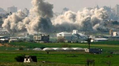 Smoke rises during Israel's offensive in the northern Gaza Strip on Jan 14 2009.