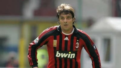 The AC Milan defender Massimo Oddo will spend this season on loan at Bundesliga champions Bayern Munich.