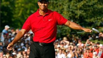 Despite this missed putt for a birdie on the 18th at Warwick Hills, Tiger Woods went on to with the Buick Open comfortably.