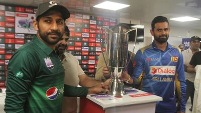 Pakistani captain Sarfaraz Ahmed, left, with his Sri Lankan counterpart Lahiru Thirimanne in Karachi. AP