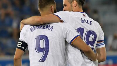 Real Madrid's Karim Benzema, left and Real Madrid's Gareth Bale hug each other after Benzema scored his side's opening goal during a Spanish La Liga soccer match between Alaves and Real Madrid at the Mendizorroza stadium in Vitoria, Spain, Saturday, Aug. 14, 2021. (AP Photo / Alvaro Barrientos)