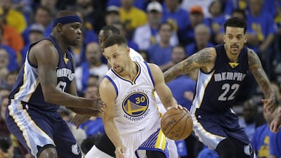 Golden State Warriors guard Stephen Curry (30) dribbles between Memphis Grizzlies forward Zach Randolph, left, and forward Matt Barnes during the first half of an NBA basketball game in Oakland, Calif., Wednesday, April 13, 2016. (AP Photo/Marcio Jose Sanchez)