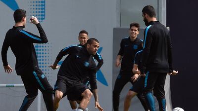 Barcelona’s Brazilian defender Dani Alves (centre) takes part in a training session with teammates at the FC Barcelona Joan Gamper Sports Center in Sant Joan Despi, near Barcelona on April 12, 2016, on the eve of their Champions League quarter-final second leg football match between Atletico de Madrid and FC Barcelona. / AFP / LLUIS GENE