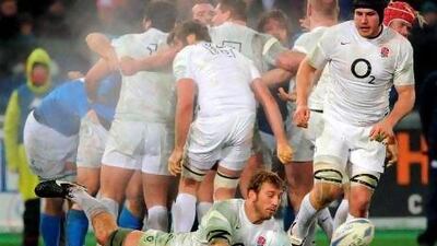 England's Captain Chris Robshaw passes the ball.