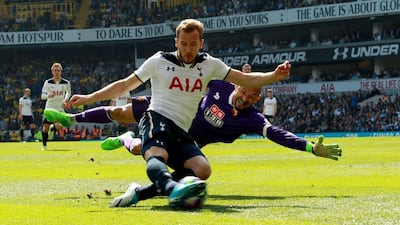 Tottenham's Harry Kane and Watford goalkeeper Heurelho Gomes in action on April 8, 2017. Sean Dempsey / EPA