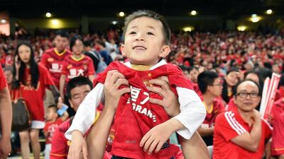 Guangzhou Evergrande fans watch their players warm up before the start of their AFC Champions League group stage football match against Sydney FC, in Sydney on March 2, 2016. AFP