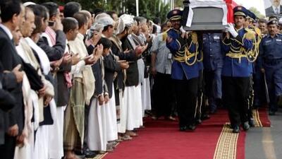 Yemeni honour guards carry the coffin of Abdul Aziz Abdul Ghani, chairman of the Shura Council, who died of injuries sustained in the June attack on Yemeni President Ali Abdullah Saleh's compound.