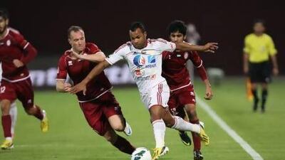 Fernandinho, centre, nearly scored for Al Jazira against Al Wahda in their capital derby in Abu Dhabi tonight. Mike Young / The National