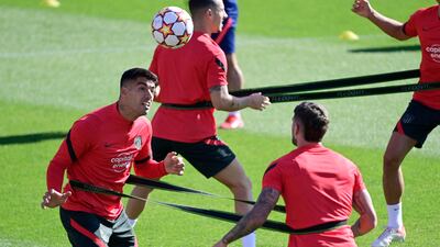 Atletico Madrid's Uruguayan forward Luis Suarez (L) attends a training session at the club's training ground in Majadahonda on September 27, 2021 on the eve of the UEFA Champions League first round group B footbal match between Milan and Atletico Madrid. (Photo by JAVIER SORIANO / AFP)