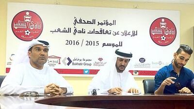 Amr Al Sulaya, right, signs his Al Shaab contract. ©Twitter / @AlShaabClub