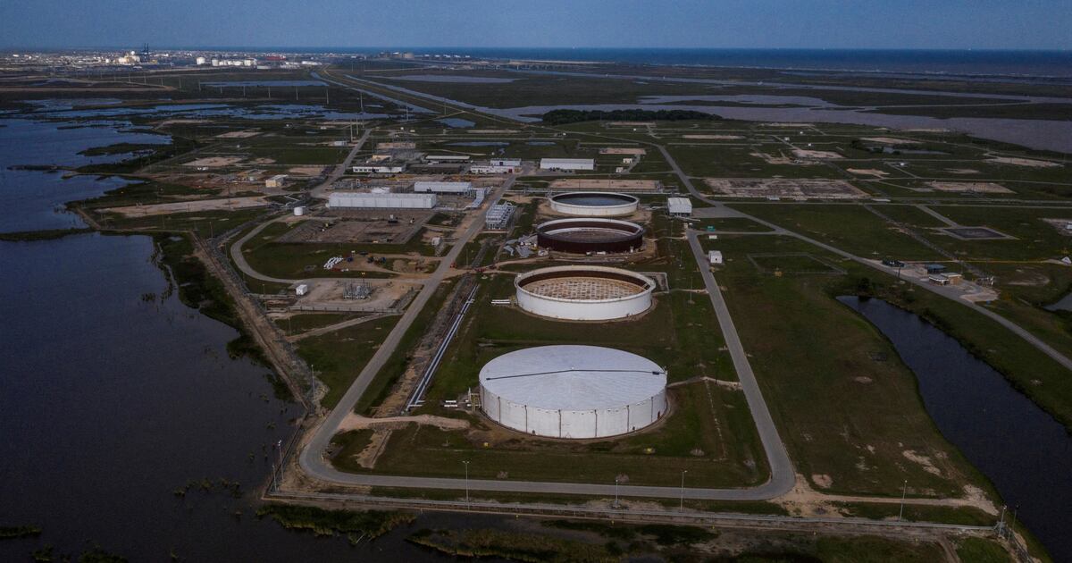 Global oil inventories will slump to five-year low, IMF says