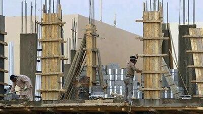 Labourers work at a construction site in Riyadh January 9, 2012. Continued appreciation of the dollar is by no means certain and will not alleviate structural inflation caused by a housing shortage. That is pushing up rents by nearly 10 percent on an annual basis, although that is less than half a 23.7 percent rise seen at a peak in July 2008. Picture taken January 9, 2012. To match Analysis SAUDI-INFLATION/ REUTERS/Fahad Shadeed (SAUDI ARABIA - Tags: BUSINESS CONSTRUCTION SOCIETY) *** Local Caption *** Saudi13_SAUDI-INFLA_0111_11.JPG
