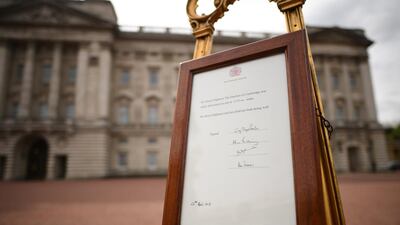 A notice is placed on an easel in the forecourt of Buckingham Palace to formally announce the birth of a baby boy to the Britain's Catherine, the Duchess of Cambridge, and Prince William, in London, April 23, 2018. (Stefan Rousseau/ Reuters)