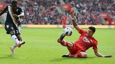 SOUTHAMPTON, ENGLAND - OCTOBER 07: Hugo Rodallega of Fulham has his shot blocked by Jose Fonte of Southampton during the Barclays Premier League match between Southampton and Fulham at St Mary's Stadium on October 7, 2012 in Southampton, England. (Photo by Mike Hewitt/Getty Images) *** Local Caption *** 153610527.jpg