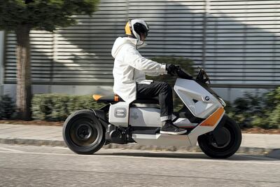 Motorrad riders sit in an upright position.
