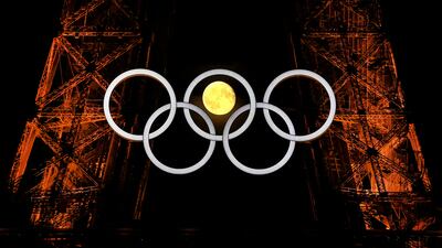 The moon is pictured with the Olympic rings on the Eiffel Tower ahead the Paris 2024 Olympic and Paralympic Games in Paris, France, July 23, 2024. REUTERS / Kai Pfaffenbach TPX IMAGES OF THE DAY