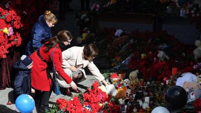 Russians arrive to the airport to pay tribute to the victims of the FlyDubai plane crash. Maxim Romanov / EPA