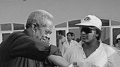 Former West Indian captain Sir Gary Sobers (left) gives a few tips Arjuna Ranatunga of Sri Lanka 23 May on the eve of the first final to be played against Pakistan at the Mohali cricket stadium in Chandigarh. (B/W ONLY)