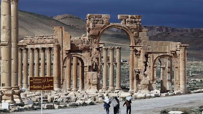 A file picture taken on March 14, 2014 shows Syrian citizens walking in the ancient oasis city of Palmyra, 215 kilometres northeast of Damascus. AFP Photo