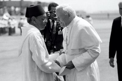 (Archive) King Hassan II of Morocco (L) welcomes Pope John Paul II upon his arrival at Mohamed V airport in Casablanca on August 19, 1985 for an official visit to Morocco. AFP PHOTO JEAN-CLAUDE DELMAS (Photo by JEAN-CLAUDE DELMAS / AFP)