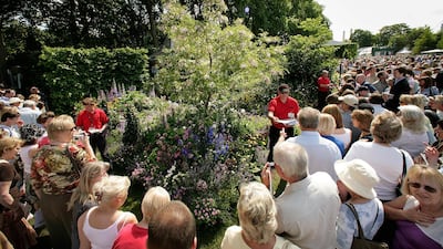 LONDON - MAY 23: Crowds gather to look at the show gardens at The Chelsea Flower Show on May 23, 2007 in London. Chelsea is the largest flower show in the world and runs from May 22 to 26, 2007. (Photo by Peter Macdiarmid/Getty Images)