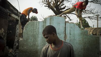 Young men take part in the destruction of houses in the PK5 neighbourhood of Bangui, Central African Republic, on February 17, 2014. The day before, the country’s interim prime minister met with leaders of the mainly Christian “anti-balaka” militias, some of whom say they are “ready to cooperate”. Troops from several EU countries will begin deploying in the strife-torn country next month, a French official said Monday. Fred Dufour / AFP photo