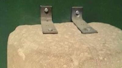 The metal supports used in the installation of the Sohag National Museum artefact. Twitter / @poet_hadi