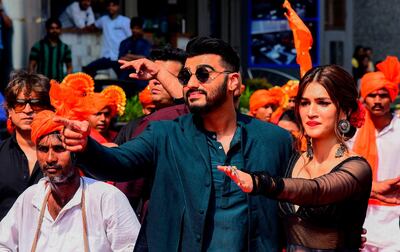 Bollywood actor Arjun Kapoor (L) and actress Kriti Sanon attend the song launch for 'Panipat' in Mumbai on November 23, 2019. / AFP / Sujit Jaiswal