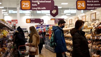 FILE PHOTO: Shoppers look at bread in a Sainsbury's supermarket, amid the coronavirus disease (COVID-19) outbreak, in London, Britain January 12, 2021. REUTERS / Henry Nicholls / File Photo