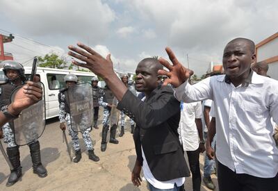 Men gesture as victims and relatives of victims of the 2011 post electoral violences arrive to protest against a request to release former Ivory Coast's president Laurent Gbagbo in front of the Conseil National des Droits de l'Homme (Human Rights Council - CNDH) on January 14, 2019 in Abidjan. ICC in The Hague is to rule on release of former Ivory Coast president Laurent Gbagbo on January 15, 2019. / AFP / Sia KAMBOU
