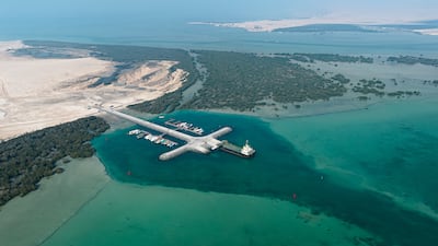الظفرة في 15 سبتمبر/ وام/ دشّن سمو الشيخ حمدان بن زايد آل نهيان ممثل الحاكم في منطقة الظفرة، ميناء السلع المجتمعي ومرسى جزيرة الفيي في منطقة الظفرة. يأتي ذلك استكمالاً لسلسلة من المشاريع التطويرية لدائرة البلديات والنقل التي تنفذها أبوظبي البحرية، التابعة لمجموعة موانئ أبوظبي وكجزء من خطة التطوير الرئيسية للمشاريع البحرية في منطقة الظفرة والتي يتم تنفيذها تحت إشراف سموه، بهدف دعم المجتمع المحلي وخلق فرص عمل والحفاظ على التراث البحري والثقافة الإماراتية الأصيلة. حضر مراسم التدشين . . سعادة أحمد مطر الظاهري رئيس مكتب سمو ممثل الحاكم في منطقة الظفرة وسعادة ناصر محمد المنصوري وكيل ديوان ممثل الحاكم في منطقة الظفرة والكابتن محمد جمعة الشامسي العضو المنتدب والرئيس التنفيذي لمجموعة موانئ أبوظبي وعبدالله الهاملي الرئيس التنفيذي لقطاع المدن الاقتصادية والمناطق الحرة بمجموعة موانئ أبوظبي والكابتن عمار الشيبة الرئيس التنفيذي للقطاع البحري وسعادة سيف المزروعي للرئيس التنفيذي قطاع المواني بمجموعة موانئ أبوظبي وسعادة محمد علي المنصوري مدير عام بلدية منطقة الظفرة وسعادة العميد حمدان سيف المنصوري مدير مديرية شرطة منطقة الظفرة وسعادة حمد خميس المنصوري المدير التنفيذي لمستشفيات الظفرة وسعادة مطر الشامسي نائب أول للرئيس مكتب إدارة المشاريع الإستراتيجية بمجموعة موانئ أبوظبي وسيف المهيري مدير عام أبوظبي البحرية وعدد من كبار المسؤولين. ولدى وصول سمو الشيخ حمدان بن زايد آل نهيان إلى مدينة السلع، تفقد سموه مرافق ميناء السلع المجتمعي الذي تم تحديثه مؤخراً، كما زار محلات بيع الأسماك والتجزئة، قام بعدها سموه بالتدشين الرسمي للميناء الذي يضم بعد الأعمال التطويرية الأخيرة، رصيفين يتسعان لـ 64 قارب صيد وسفينة خاصة، وجدار رصيف ومنحدر بحري للسفن الخشبية. ويضم الميناء أيضا منحدراً للمواد المدحرجة، ومنزالا بطول 14 متراً، و68 موقفاً بحرياً، بالإضافة إلى مرافق أخرى تقدم خدماتها لسكان المنطقة، مثل سوق السمك ومبنى إداري ومطعم. كما زار سموه جزيرة الفيي حيث دشن مرسى الجزيرة الجديد واطّلع على المرافق والأعمال التطويرية في المشروع والذي يتضمن قناة ملاحية بطول 500 متر وعرض 35 متراً وطريقاً تصل الأرض بالحوض بطول 220 متراً وحوضاً لرسو ومناولة القوارب بعمق 1. 5 متر، و26 موقفاً بحرياً. ويتضمن المرسى منحدراً للسفن الخشبية، ومنزالا، ومنحدراً للمساعدات الملاحية في القناة، مما يوفر للمقيمين والزوار وصولاً آمنا وموثوقا من وإلى جزيرة الفيي. وأكّد سمو الشيخ حمدان بن زايد آل نهيان حرص القيادة الرشيدة على تطوير منطقة الظفرة من خلال تنفيذ مشاريع البنية التحتية المختلفة التي تلبي متطلبات التجارة والصناعة والسياحة، وأشاد سموه بالجهود الكبيرة التي تبذلها دائرة البلديات والنقل ومجموعة موانئ أبوظبي لترسيخ مكانة إمارة أبوظبي وجهة عالمية رائدة للأعمال والاستثمار. وقال سموه :" يأتي تدشين هذه المشاريع التطويرية اليوم ليعزز القدرات التجارية والاقتصادية والإمكانات البحرية واللوجستية لمنطقة الظفرة، وليرتقي بمكانتها كوجهة بحرية مميّزة. كما أن هذه المشاريع التطويرية لا تسهم فقط في تعزيز قطاع الصيد المحلي والنهوض بالمجتمع البحري وتحقيق استدامته، بل لها تأثير كبير أيضاً على تعزيز التنويع الاقتصادي وخلق فرص استثمارية جديدة في دولة الإمارات والمنطقة بأكملها". من جهته أكّد معالي محمد علي الشرفا، رئيس دائرة البلديات والنقل أن افتتاح ميناء السلع المجتمعي ومرسى جزيرة الفيي يمثل قفزة نوعية نحو تعزيز التنقل البحري ورفع جودة الحياة لسكان منطقة الظفرة. وقال : " إن هذه المشاريع لها دورٌ محوريّ في الحفاظ على التراث المحلي وخلق فرص اقتصادية جديدة متنوعة، بالإضافة إلى سهولة الوصول إلى أصولنا البحرية، فهي تتيح اتصالاً أكثر سلاسة وتعزز التنقل المستدام في الإمارة، وكل ذلك يساهم في رفع جودة الحياة لمجتمعنا، ويتماشى هذا المسعى مع التزامنا الثابت بتحقيق رؤية قيادتنا الرشيدة وترسيخ ريادة أبوظبي العالمية في القطاع البحري". من جانبه، قال معالي فلاح محمد الأحبابي، رئيس مجلس إدارة مجموعة موانئ أبوظبي :" إنه من دواعي فخرنا حضور سمو الشيخ حمدان بن زايد آل نهيان مراسم التدشين، ونُثمّن عالياً دعم سموه المتواصل وحرصه على متابعة مشاريع تطوير البنية التحتية في منطقة الظفرة، والتي تتعدى مجرد كونها مشاريع تطويرية، إلى مشاريع رائدة تسهم في الحفاظ على الثقافة المحلية والتراث الإماراتي العريق، وتعزز الفرص الاقتصادية وتحفّز النمو". وأضاف معاليه " تلتزم مجموعة موانئ أبوظبي بتحقيق التنمية الشاملة في منطقة الظفرة، وتعزيز قدراتها لتلبية متطلبات المجتمع الإماراتي وضمان ازدهار المنطقة بشكل عام، كما يسهم افتتاح هذين المشروعين الحيويين في تحقيق إستراتيجيتنا تماشياً مع رؤية القيادة الرشيدة الرامية إلى ترسيخ مكانة إمارة أبوظبي كمركز بحري عالمي رائد". بدوره، أعرب الكابتن محمد جمعة الشامسي، العضو المنتدب والرئيس التنفيذي لمجموعة موانئ أبوظبي، عن شكره وامتنانه لسمو الشيخ حمدان بن زايد آل نهيان لدعمه المتواصل للمشاريع الإستراتيجية لدائرة البلديات والنقل ومجموعة موانئ أبوظبي في منطقة الظفرة . . وقال : “ تجسيدا لرؤية وتطلعات قيادتنا الرشيدة، فإننا فخورون بالعمل مع دائرة البلديات والنقل في أبوظبي لدفع عجلة النمو الاقتصادي ودعم إرثنا البحري”. وتأكيداً على التزام مجموعة موانئ أبوظبي بتطوير المشاريع البحرية واللوجستية، أضاف الشامسي : " يمثل افتتاح هذه المشاريع ركيزةً أساسية في خططنا الإستراتيجية الشاملة لتطوير البنية التحتية البحرية في منطقة الظفرة ونحرص على تسخير قدراتنا وإمكاناتنا كافة لتوفير بيئة آمنة لمجتمعاتنا المحلية، وتعزيز نمو اقتصادنا والمساهمة في دعم جهود التنويع الاقتصادي". جدير بالذكر أن مجموعة موان