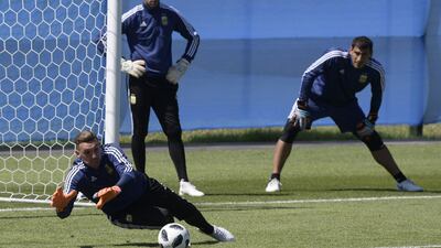 Goalkeepers Franco Armani, Wilfredo Caballero and Nahuel Guzman take part in training. Juan Mabromata / AFP