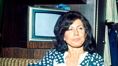 Lynn on her tour bus in 1975. Photo: David Pugh / Public Domain