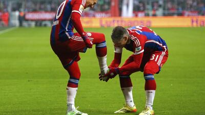 Bayern Munich’s Arjen Robben (L) and Bastian Schweinsteiger celebrate a goal during the German Bundesliga first division soccer match against Hamburger SV in Munich February 14, 2015. REUTERS/Michaela Rehle