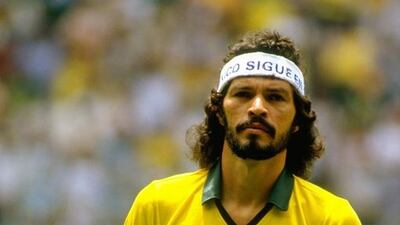Socrates sports the classic 1986 shirt. David Cannon / Allsport/ 1986