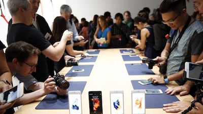 Apple's new iPhone 6s and 6s Plus are on display following Apple's announcement of new products during an event from the Bill Graham Civic Auditorium in San Francisco, California, USA, on September 9, 2015. Monica Davey / EPA