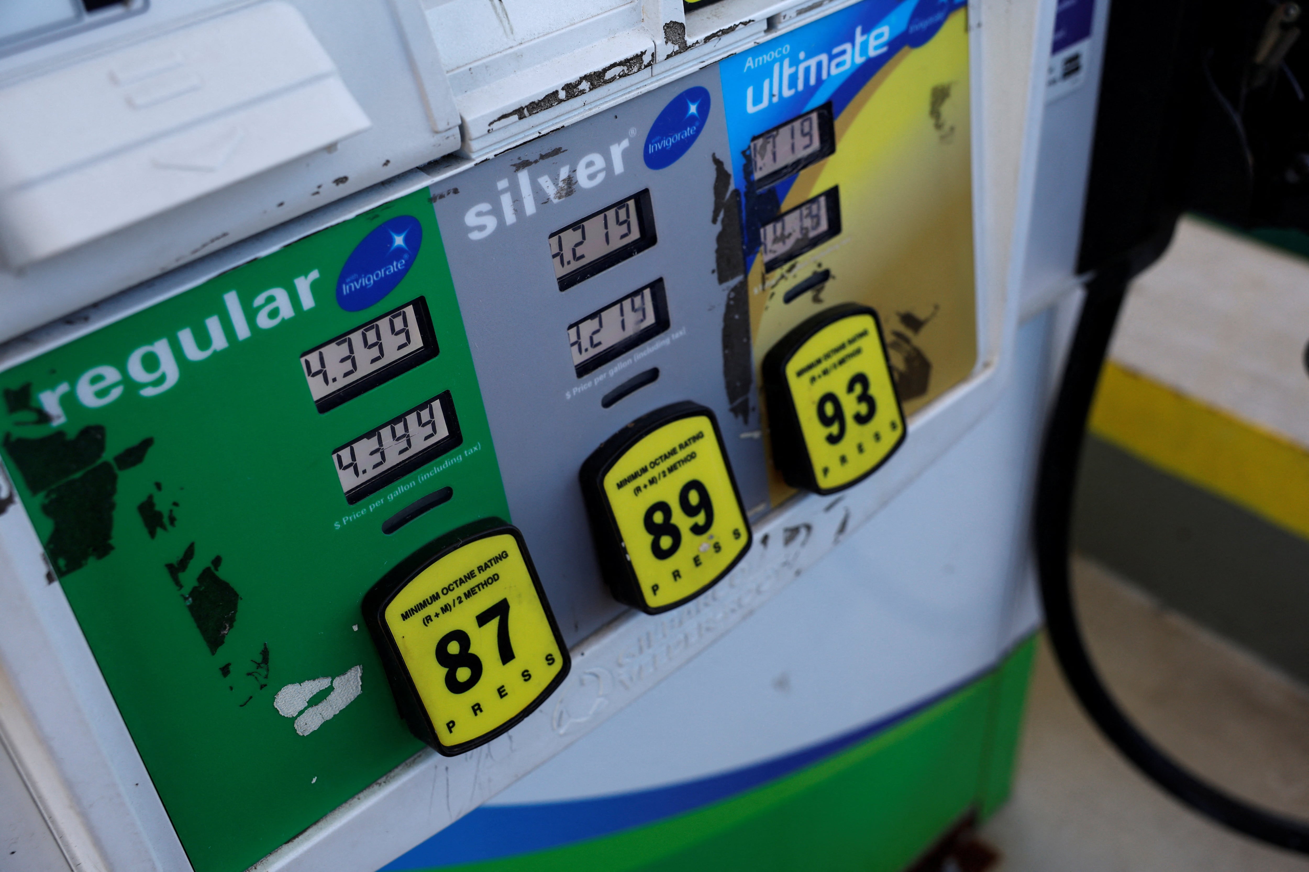Global Oil Prices Drop Amid Renewed Diplomatic Efforts Regarding Iran Conflict