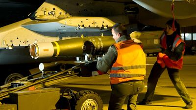 A Rafale fighter is armed. A Malian commander in the nearby town of Niono said the bombardments did not stop the extremist fighters and that they occupied Alatona. Laure-Anne Maucorps / Reuters