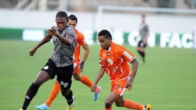 Al Dhafra's Makhete Diop, in black and grey, showed enough pace against the Ajman defenders yesterday. Mutawakil Mubarak / Al Ittihad