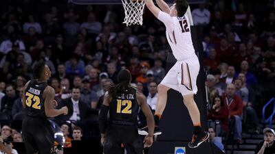 OKLAHOMA CITY, OKLAHOMA - MARCH 18: Drew Eubanks #12 of the Oregon State Beavers dunks the ball in the second half against Mo Alie-Cox #12 of the Virginia Commonwealth Rams in the first round of the 2016 NCAA Men's Basketball Tournament at Chesapeake Energy Arena on March 18, 2016 in Oklahoma City, Oklahoma. Ronald Martinez/Getty Images/AFP== FOR NEWSPAPERS, INTERNET, TELCOS & TELEVISION USE ONLY ==