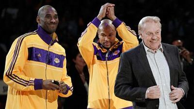 Los Angeles Lakers owner Jerry Buss (r) with Kobe Bryant and Derek Fisher.