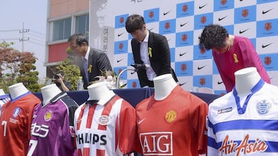 Park Ji-sung, centre, and his parents bow at his news conference on Tuesday announcing his retirement from football. Lee Dong-won / Reuters / News1 / May 13, 2014