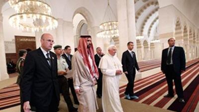 Prince Ghazi bin Mohammed, second left gives Pope Benedict XVI a tour of King Hussein Bin Talal mosque, the biggest in Amman.