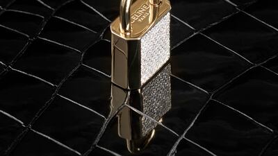 Both bags come with 18k gold hardware, in white or yellow metal