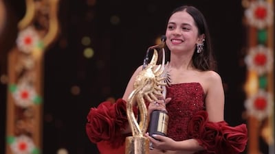 Nitanshi Goel with her Best Actress IIFA prize for Laapata Ladies. Photo: IIFA