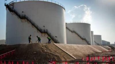 Wokers in Qatar during the construction of Shell's Pearl GTL, where natural gas is transformed into paraffins and oil-like products. Shell International / Bloomberg News