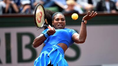 US player Serena Williams returns the ball to France’s Kristina Mladenovic during their women’s third round match at the Roland Garros 2016 French Tennis Open in Paris on May 28, 2016. / AFP / MIGUEL MEDINA