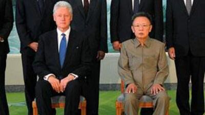 The former US president Bill Clinton meets with the North Korean leader Kim Jong Il.