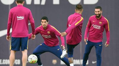 Barcelona’s Uruguayan forward Luis Suarez (2ndL) and Barcelona’s Turkish midfielder Arda Turan (R) take part with teammates in a training session at the Sports Center FC Barcelona Joan Gamper in Sant Joan Despi, near Barcelona on April 1, 2016 on the eve their Spanish La Liga Clasico football match FC Barcelona vs Real Madrid. AFP / LLUIS GENE